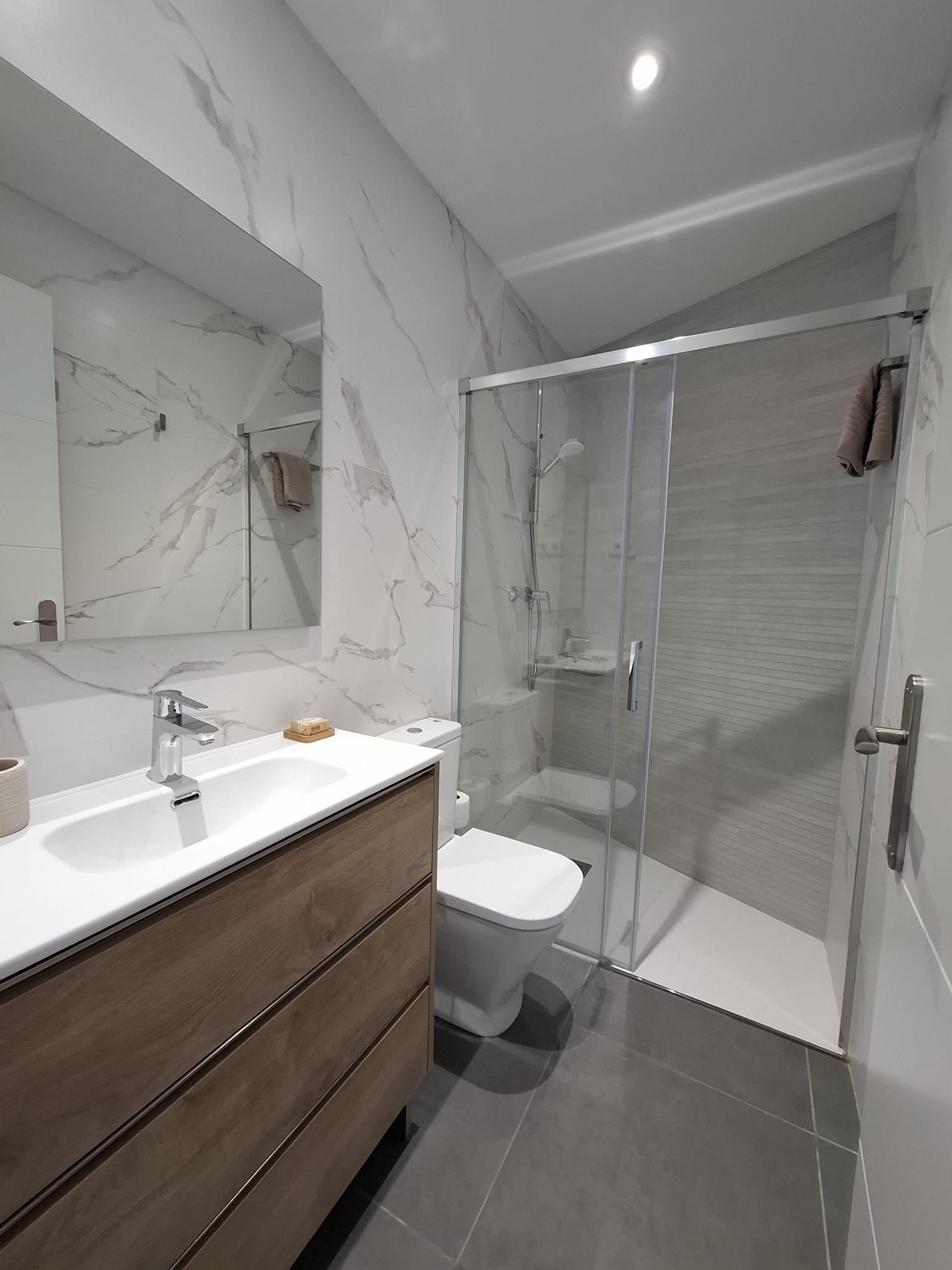 Baño con acabados de mármol