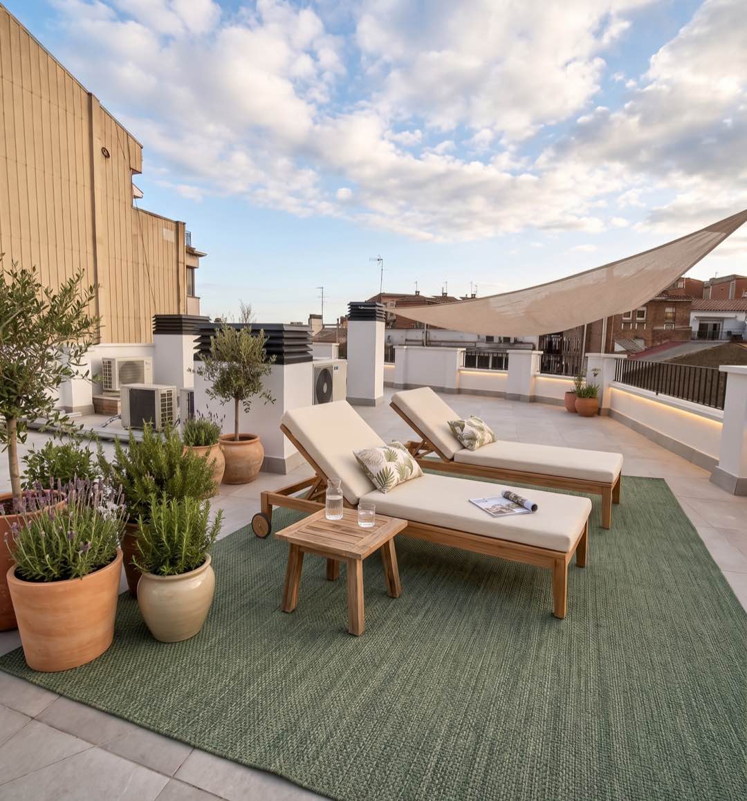 Terraza-solárium comunitaria en la azotea de Residencial Júlia con vistas a Sant Cugat