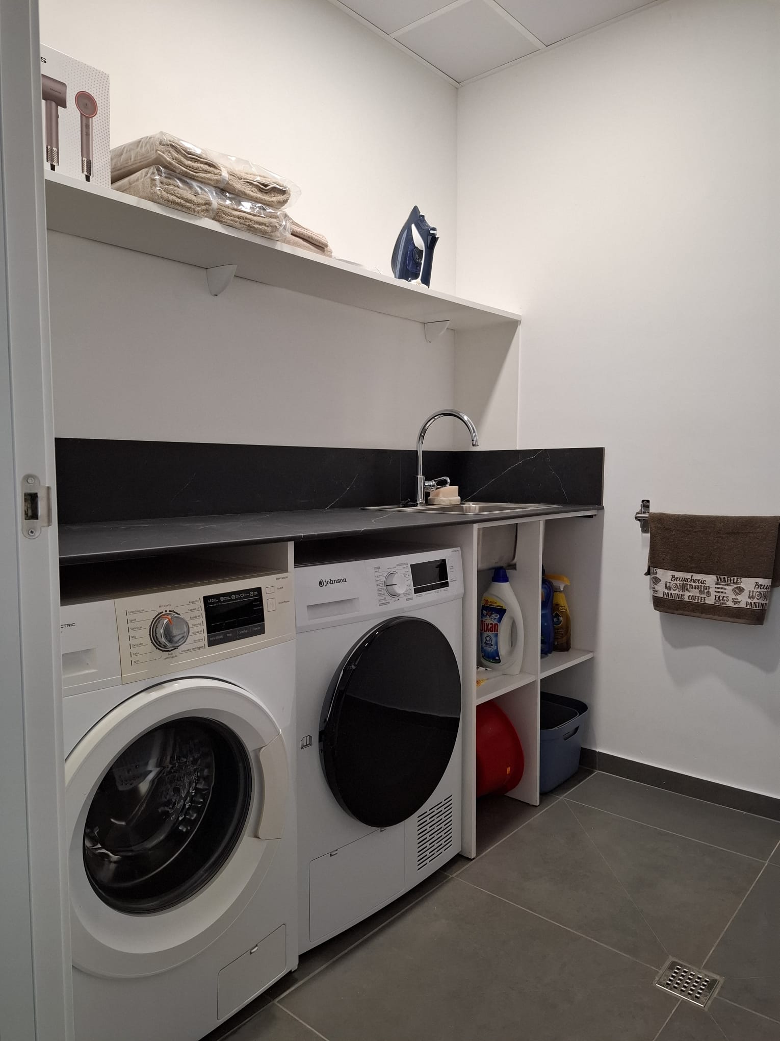 Zona de lavandería con lavadora y secadora