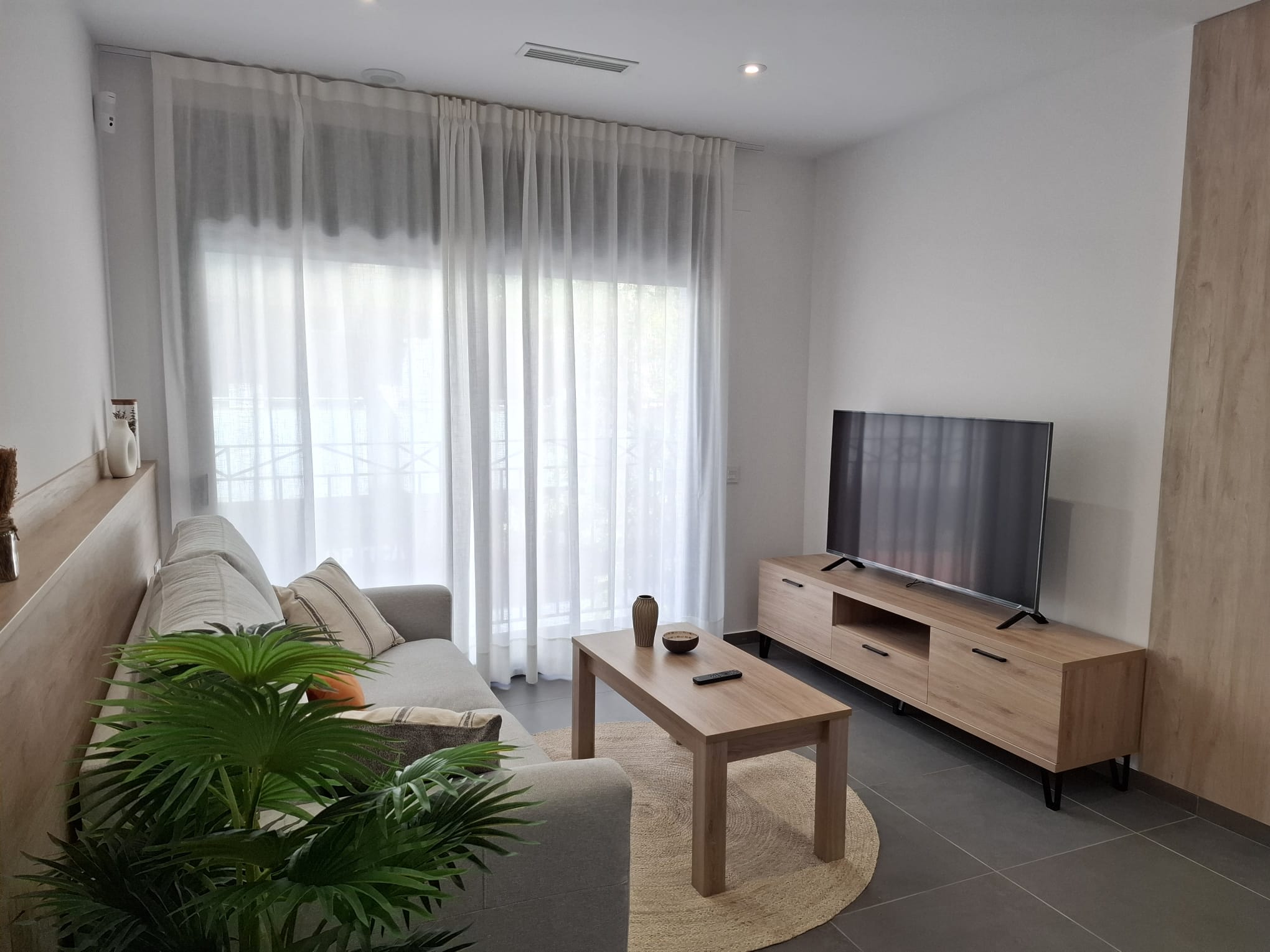 Salón de Residencial Júlia con luz natural